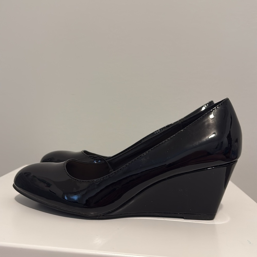 New Rialto Freda wedged shoes patented faux leather size 8, fits 7.5 - Picture 2 of 7